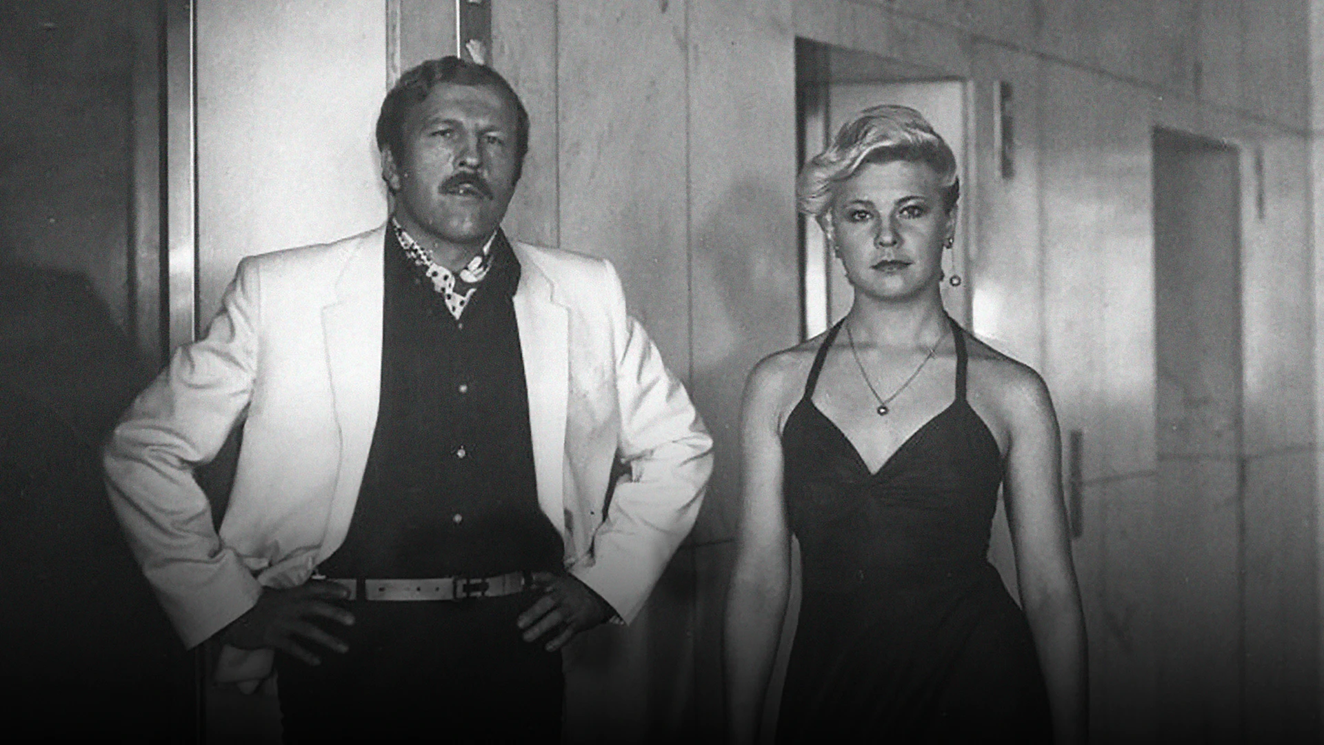 Блондинка за углом