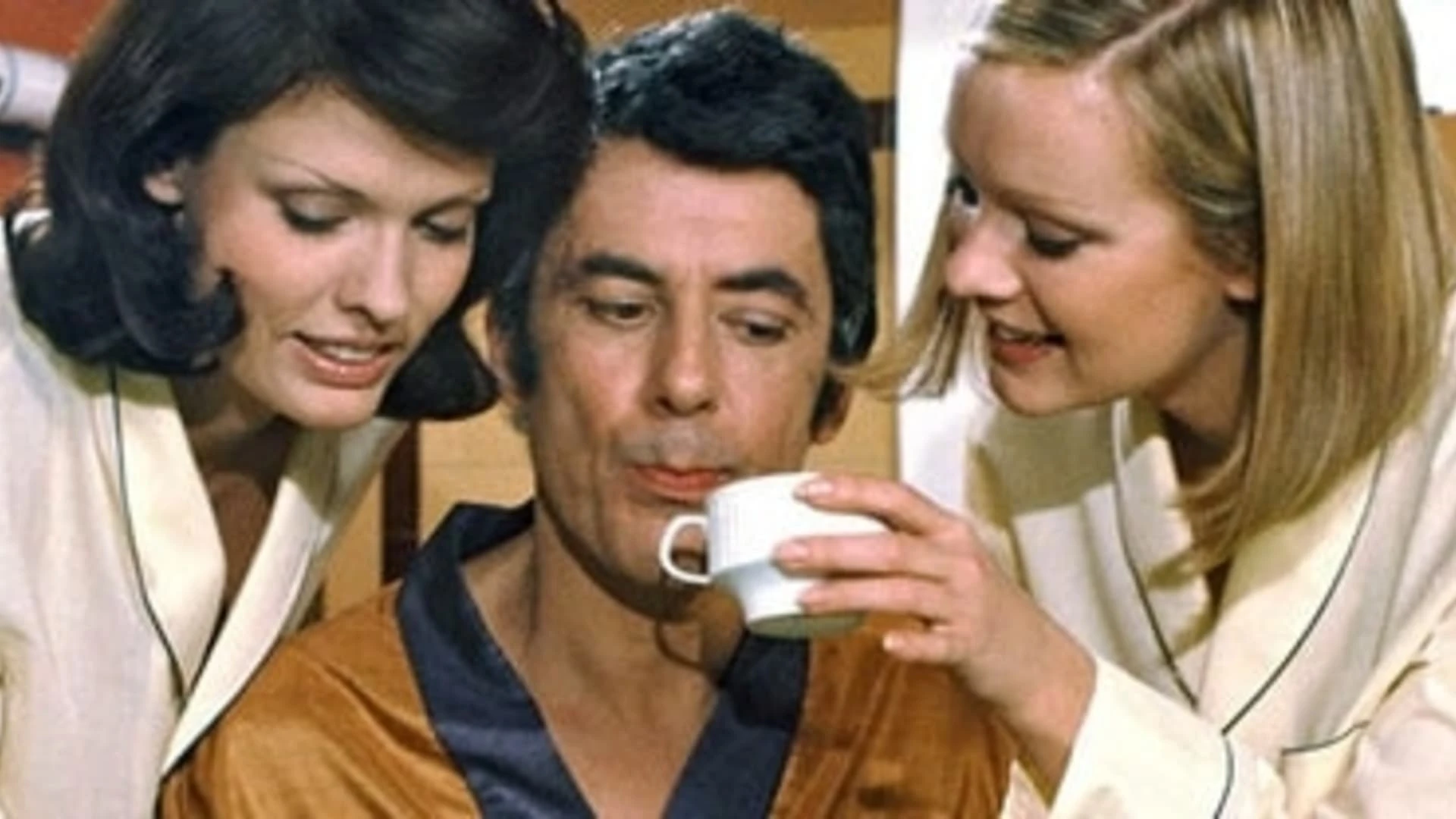 Две девушки в пижамах