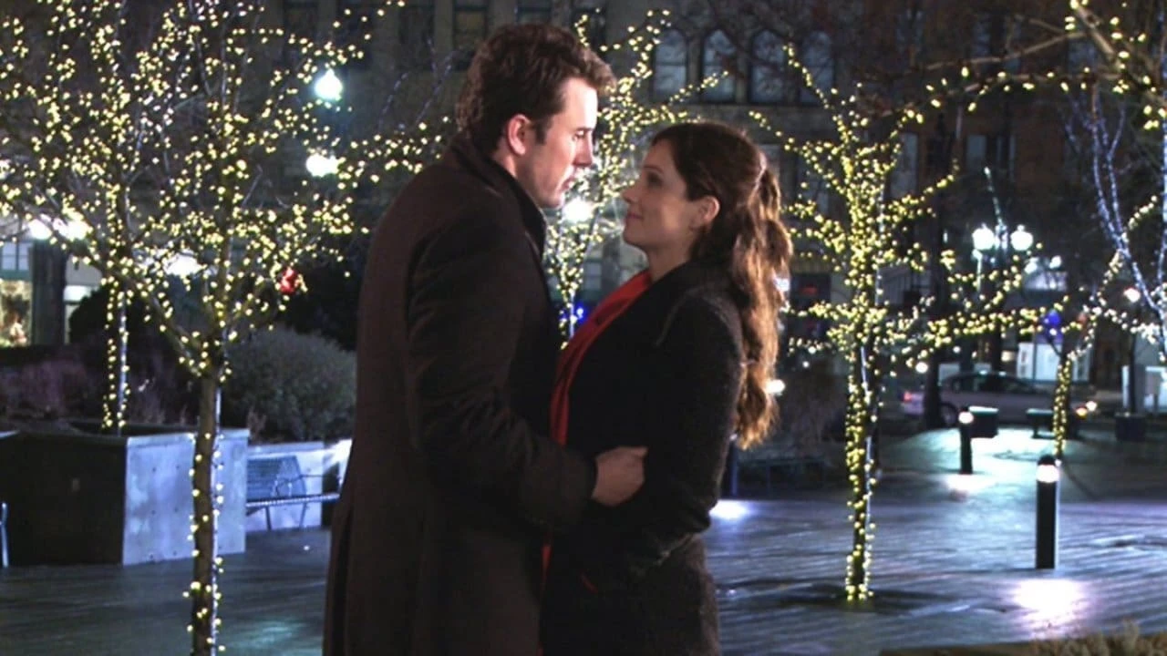 Рождественские романтические зарубежные. Романтические комедии про рождество. 4 рождества риз уизерспун. 12 рождественских свиданий. Рождественские романтические зарубежные.