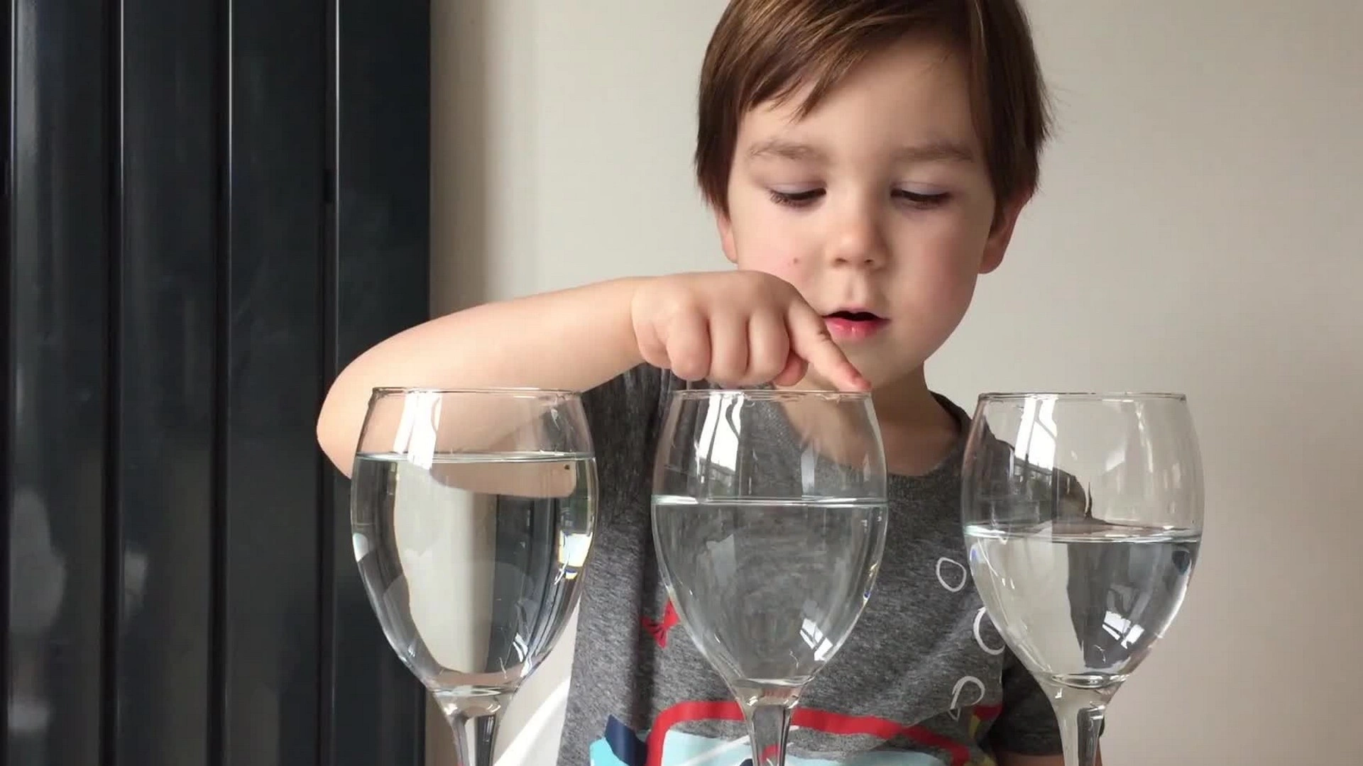Как играть на бокалах с водой