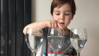 Как играть на бокалах с водой