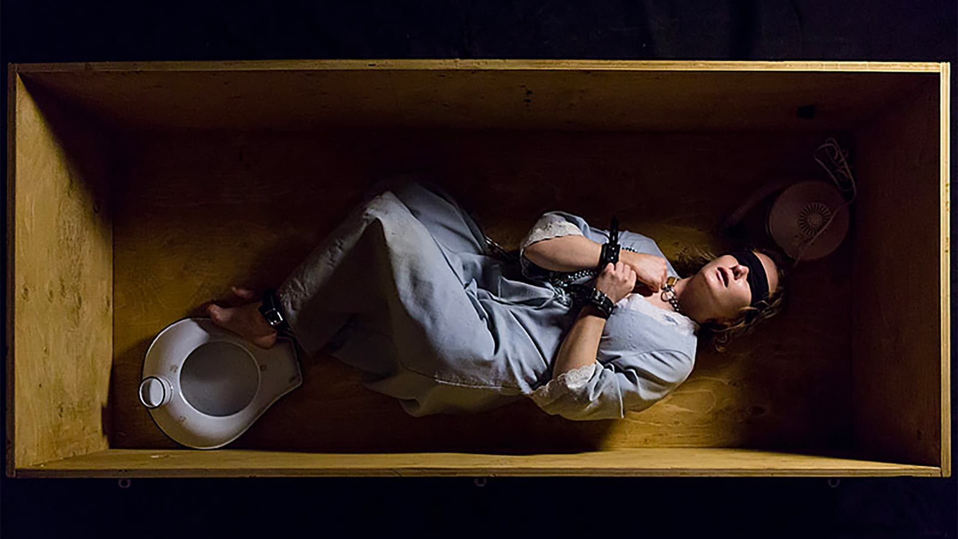 Девушка в ящике