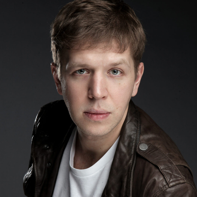 Олег Новиков