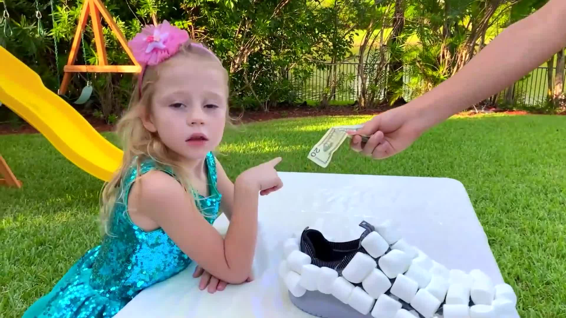 335 серия. Настя играет в продавца сладких туфель