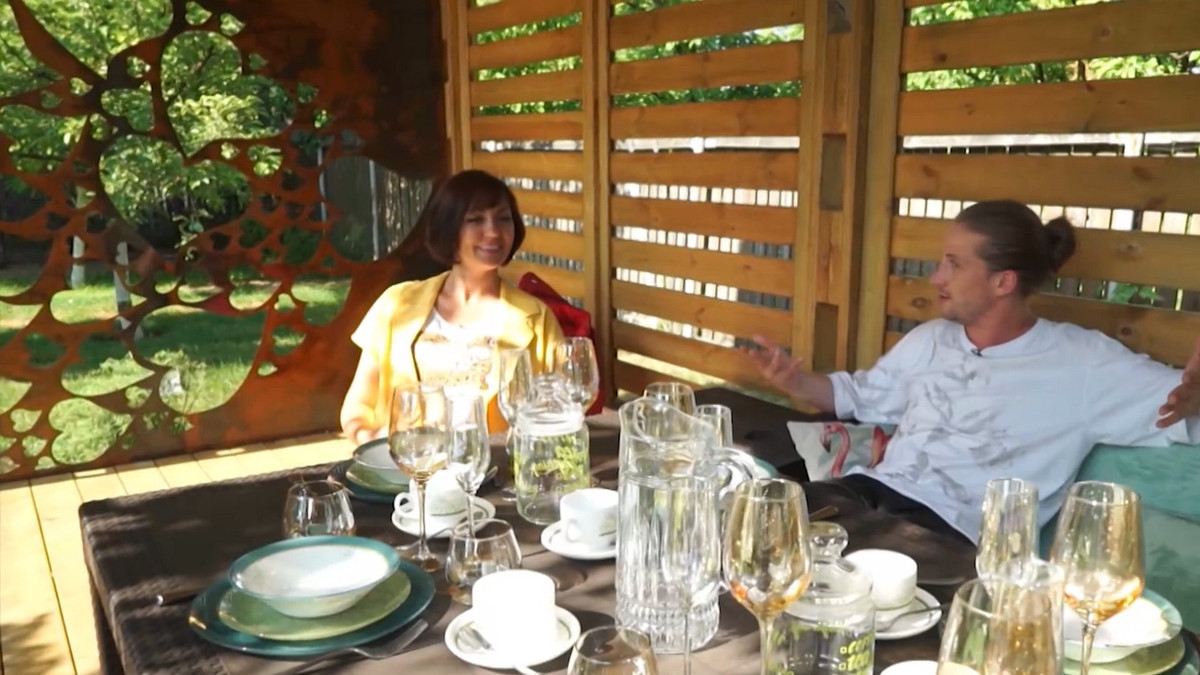 Сад любви с лесными растениями и прудом