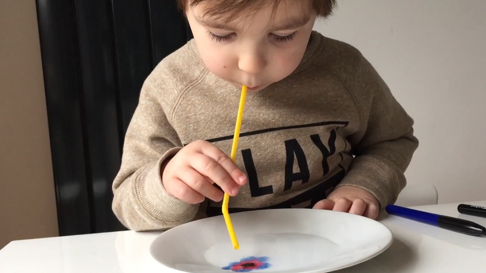 Плавающий рисунок с помощью волшебного водяного маркера