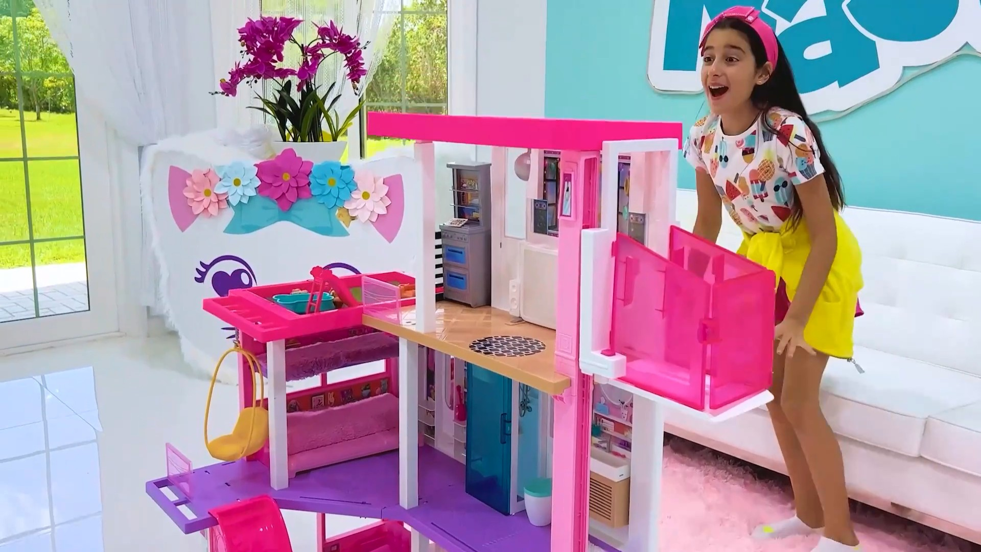 343 серия. Настя и Ева снимают школьное видео