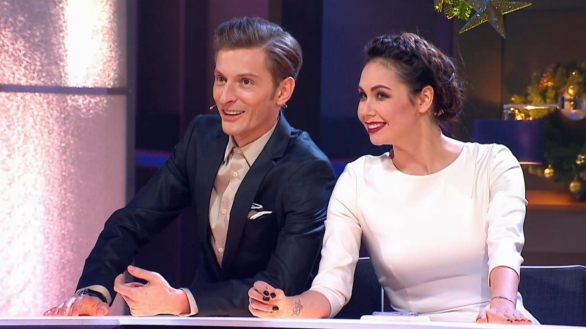 Где логика 2021. Передача логика на тнт. Шоу на тнт с азаматом мусагалиевым. Новогодний выпуск шоу где логика. Азамат где логика.