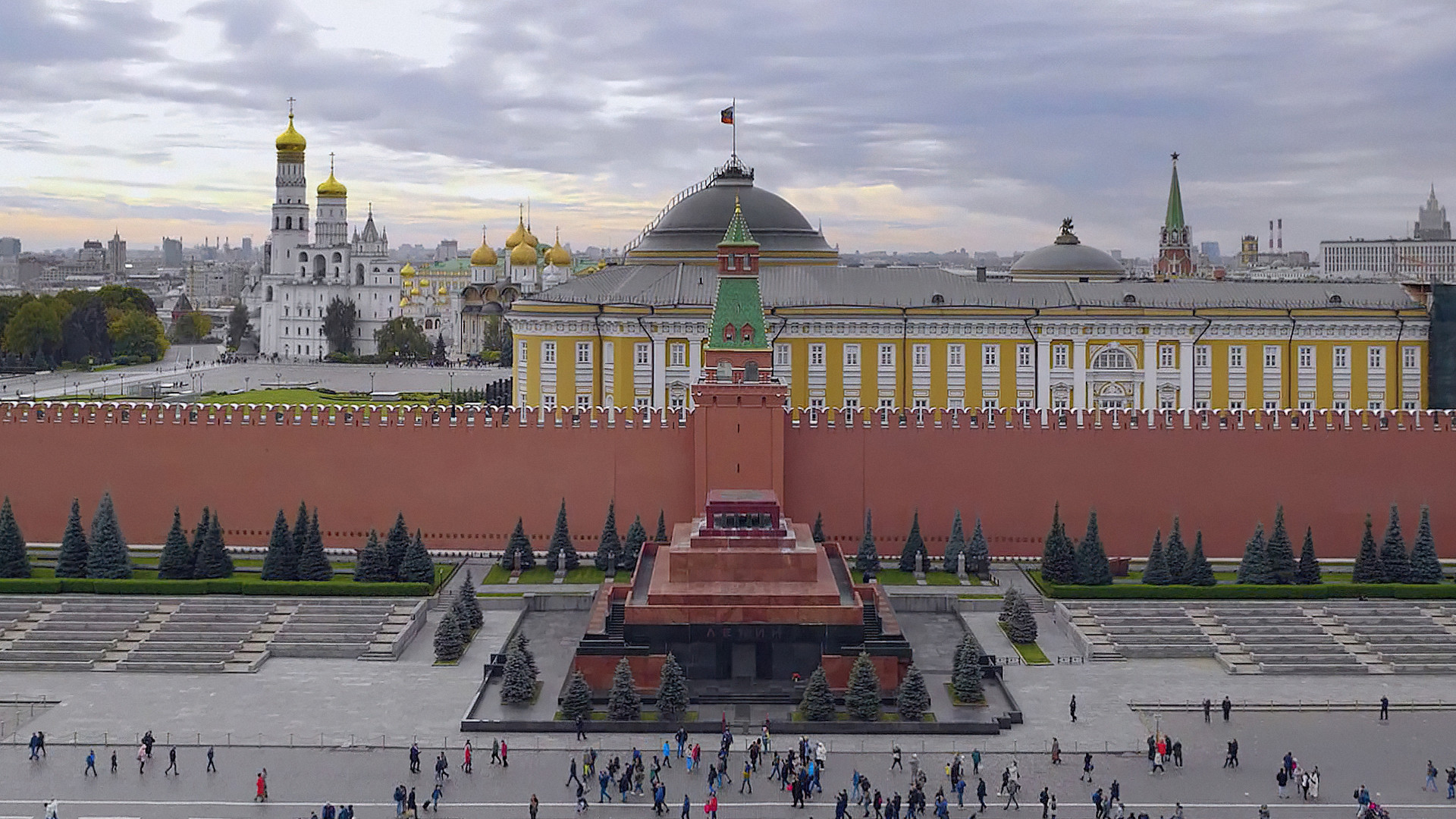 Ленин на красной площади в мавзолее. Московский Кремль мавзолей. Ленин в Кремле в мавзолее. Мавзолей на красной площади в Москве. Кремлевские ленин