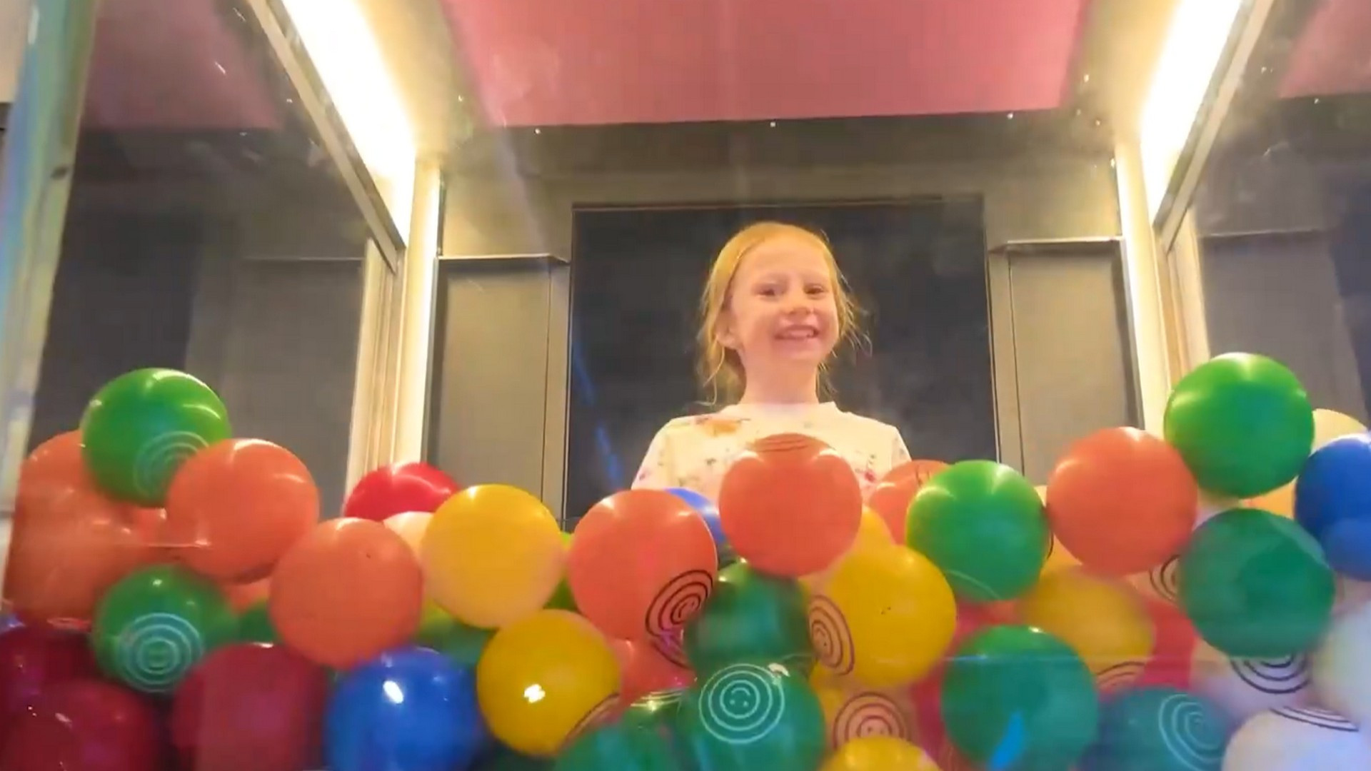 342 серия. Настя и папа играют в детской комнате